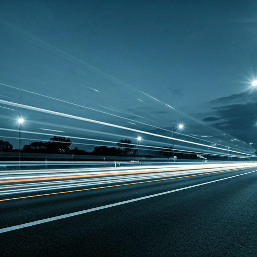 Lichtspuren von Logistik-Lkw auf einer Autobahn in der Dämmerung